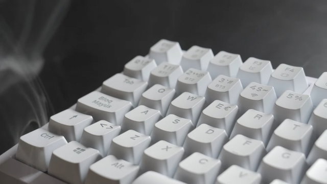 Análisis de Newskill Pyros V2 - Un teclado 60% inalámbrico todoterreno