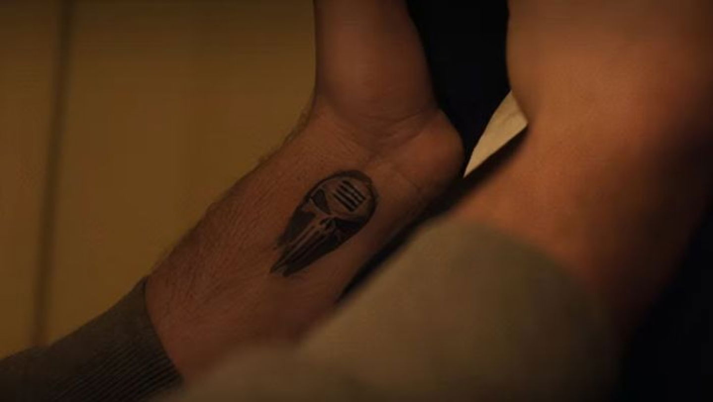 El tatuaje de uno de los policías corruptos en Daredevil: Born Again