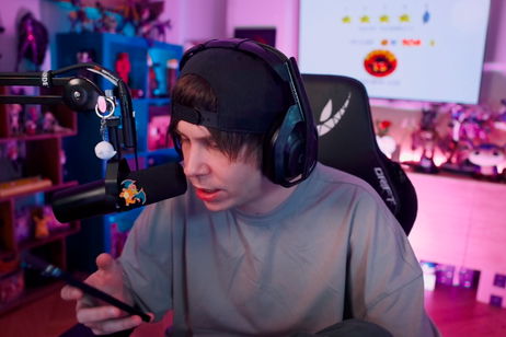 Rubius muestra el regalo que le ha dado un streamer: un collar de un Pokémon cubierto de diamantes