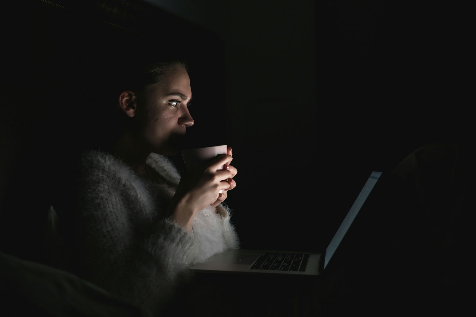 Mujer viendo película